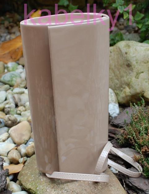 Kabelka púdrová listová lakovaná dlhé ramienko