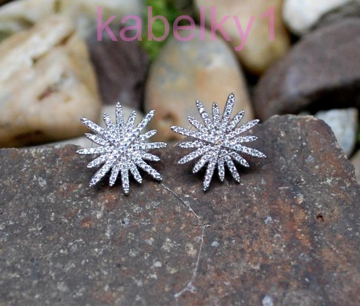 Náušnice MONA kvet striebornej farby zdobený brúseným sklom 