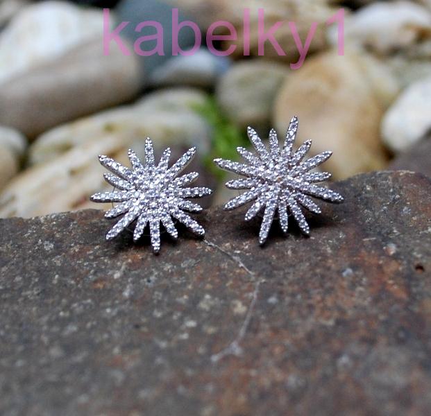 Náušnice MONA kvet striebornej farby zdobený brúseným sklom 