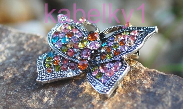 Brošňa MONA motýlik striebornej farby brúsené sklo mint ružové zelené