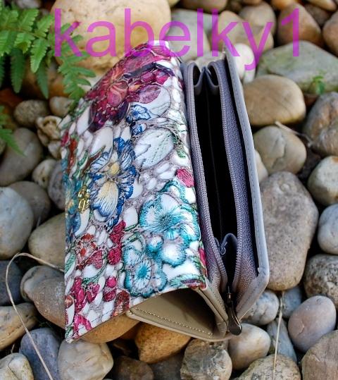 Dámska peňaženka červené modré zelené ružové kvety 