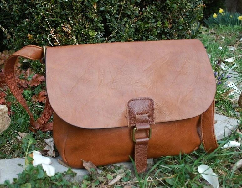 Kabelka hnedá tmavá mosadzné kovanie crossbody