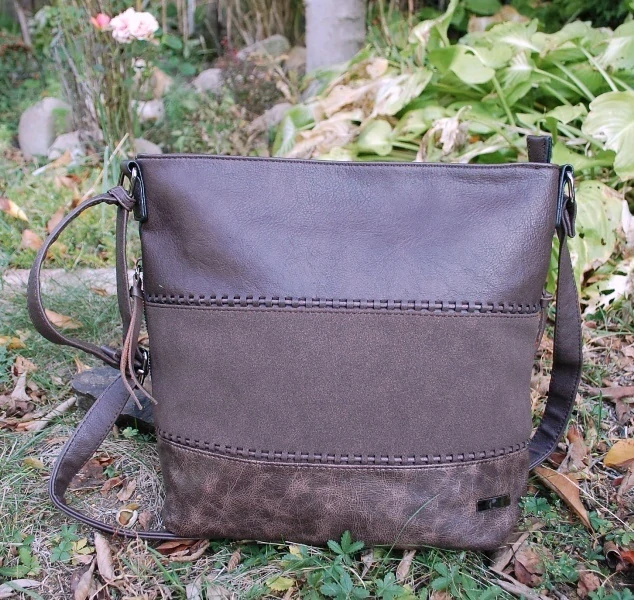 Kabelka hnedá tmavá crossbody tmavé kovanie