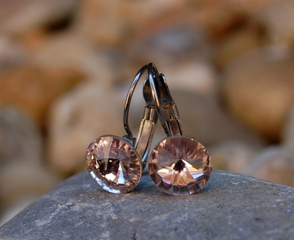 Náušnice strieborné brúsené sklo púdrové ružové