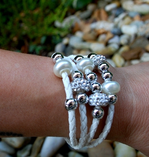 Náramok MONA pletená šnúrka biela farba strieborné guličky brúsené sklo