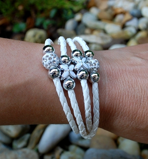 Náramok MONA pletená šnúrka biela farba štvorlístky strieborné guličky brúsené sklo