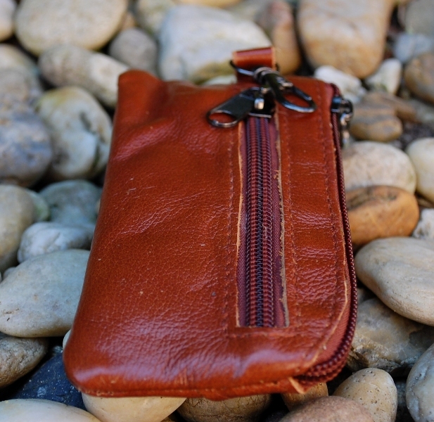 Púzdro hnedé koňakové na kľúče so zipsom a vreckom