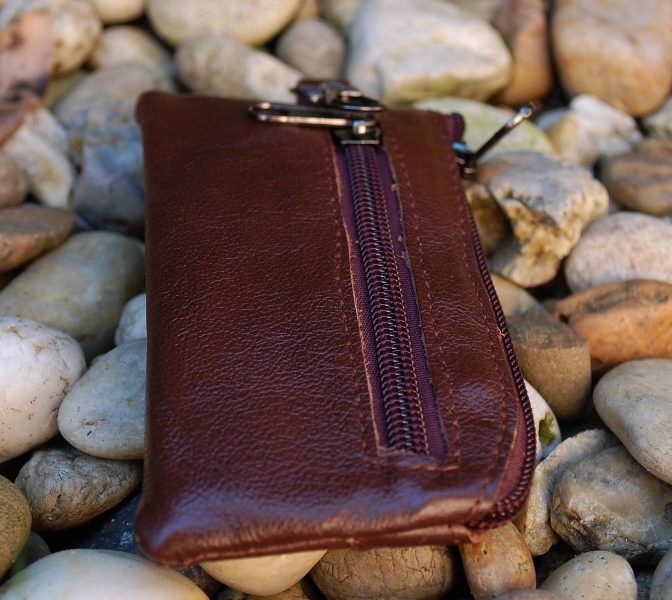Púzdro hnedé na kľúče so zipsom a vreckom