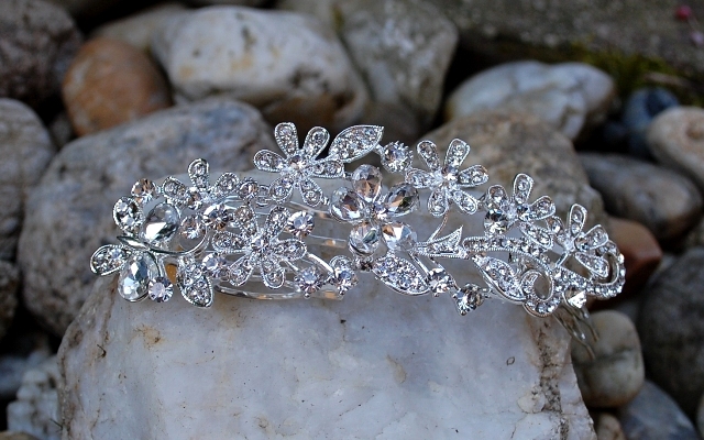 Ozdobná strieborná spona hrebeň brúsené sklo 