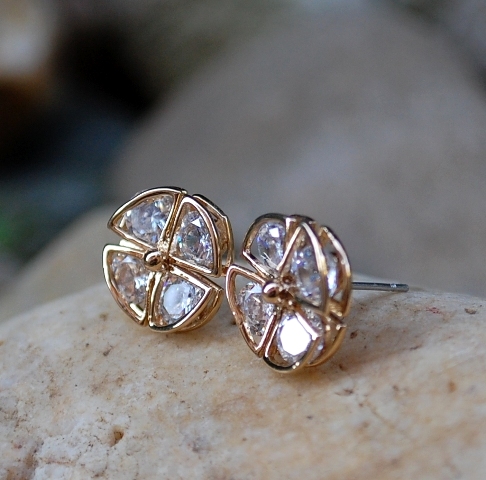 Náušnice zlatá farba kvietky brúsené sklo číre