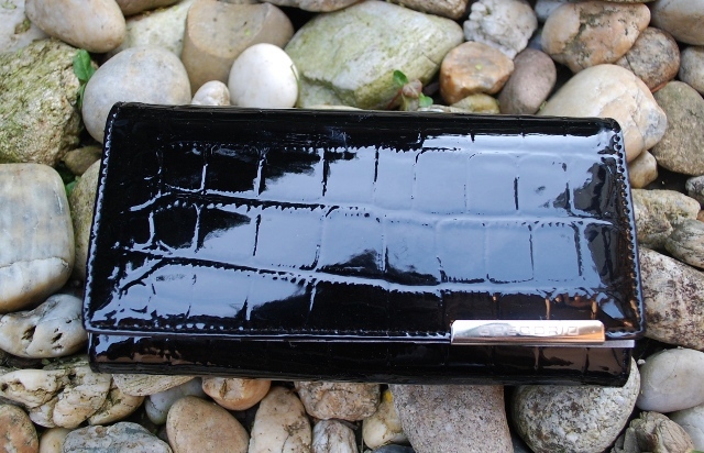 Dámska čierna lakovaná kožená peňaženka kovové zapínanie GREGORIO 