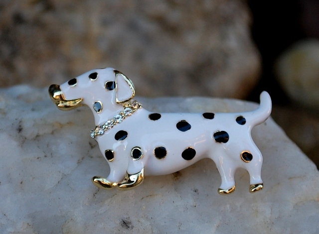 Brošňa psík biela čierne bodky zlatá retiazka brúsené sklo 