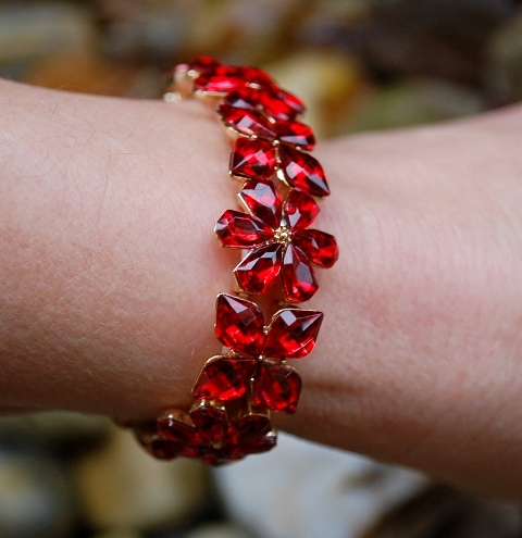 Náramok červené kvety brúsené sklo 