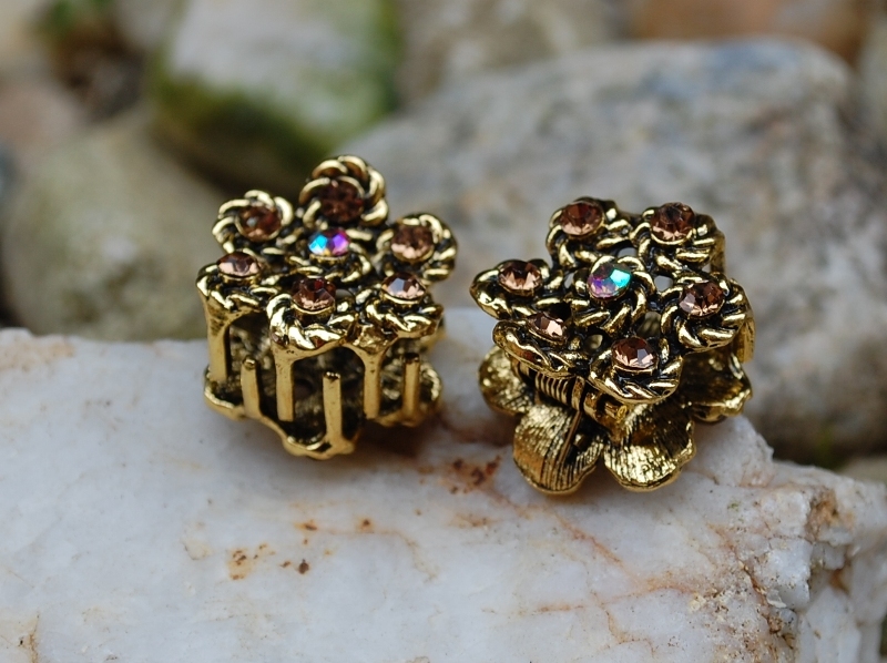 Ozdobné zlaté štipce s brúseným sklom výrazný lesk