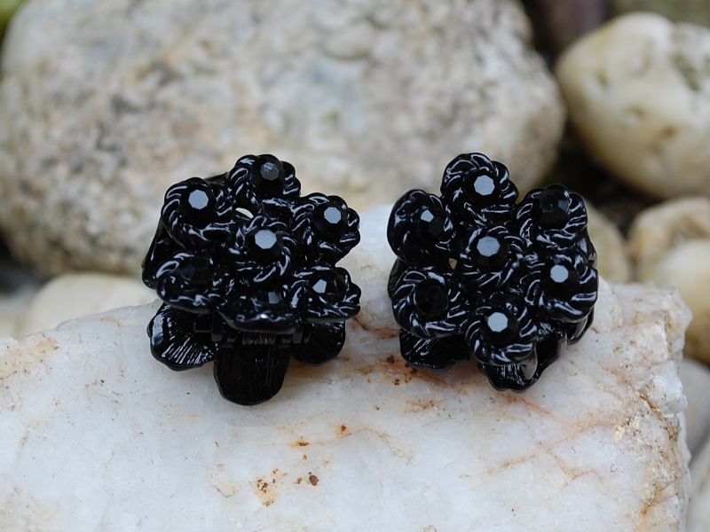 Ozdobné čierne štipce s brúseným sklom výrazný lesk