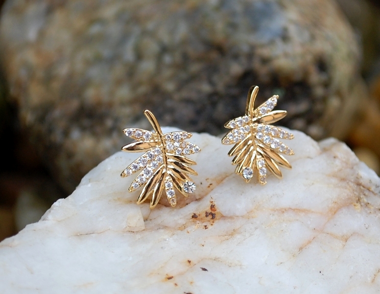 Náušnice zlatej farby lístočky brúsené sklo 