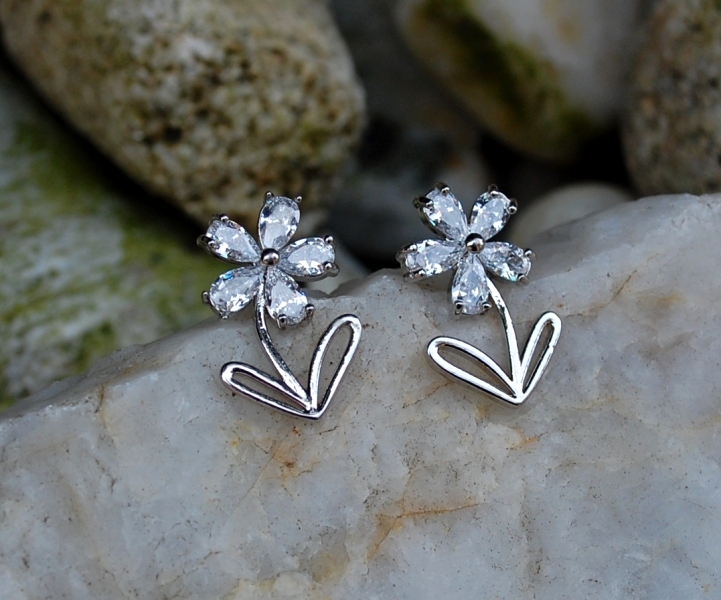 Náušnice strieborný kvietok brúsené sklo 