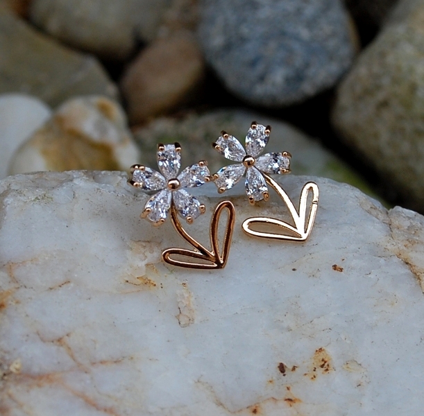 Náušnice zlatý kvietok brúsené sklo 