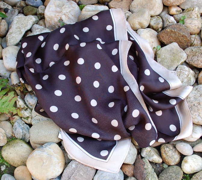 Šatka čierna biela hodvábná luxusná s guličkami 