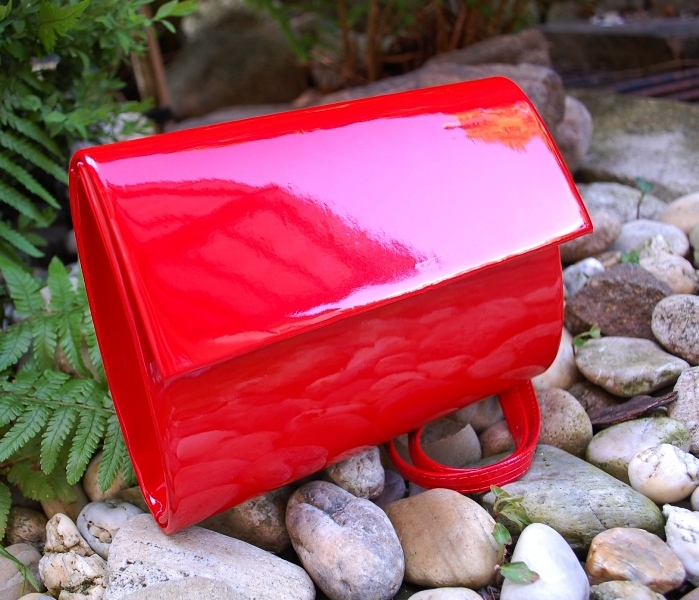 Kabelka listová červená laková dlhé ramienko