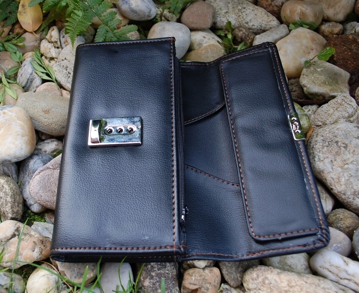  Čierna peňaženka priečinková buksa strieborné zapínanie 