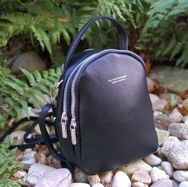 Ruksak čierny strieborné kovanie oddelenia na zips