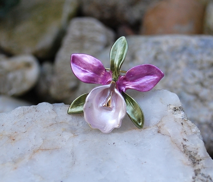 Brošňa MONA kvet zelená ružová fialová farba 