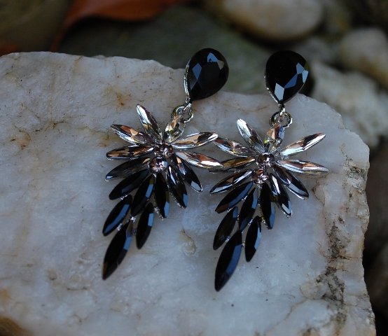 Náušnice štrasové čierne strieborné brúsené sklo