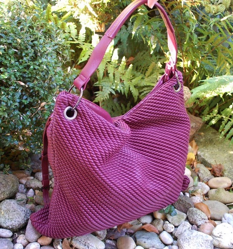 Kabelka bordová matná plastický prepletaný vzor