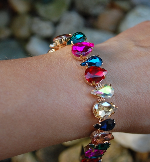 Náramok zlatý sklo farebné červené zelené ružové zlatisté fialové 