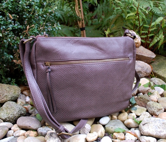Kabelka hnedá matná perforovaná crossbody menšia