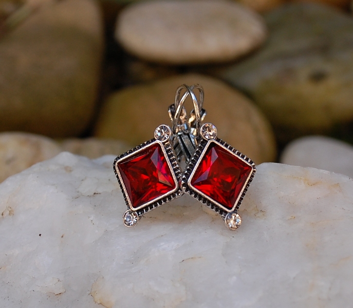 Náušnice červené s leskom brúsené sklo vintage