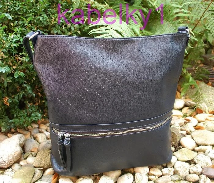 Kabelka modrá tmavá perforovaná crossbody strieborné zipsy