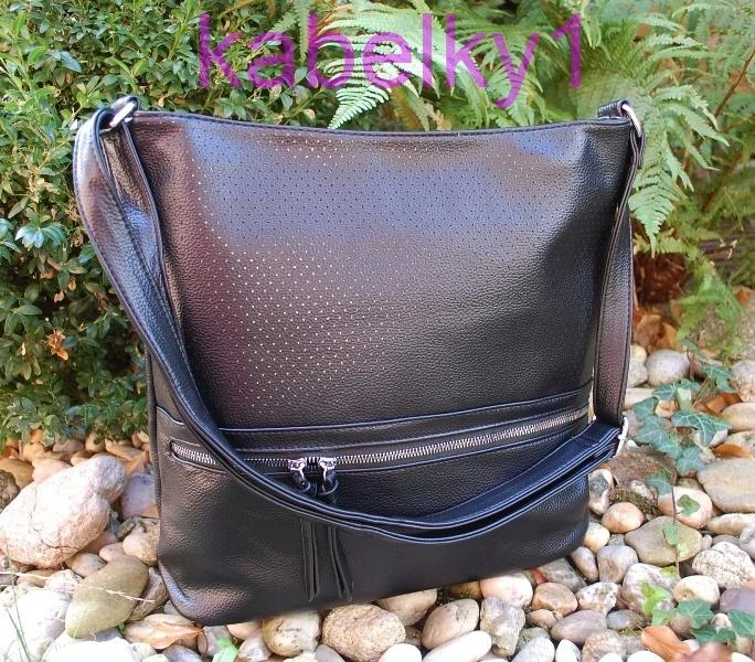 Kabelka čierna perforovaná crossbody strieborné zipsy