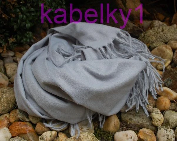 Šál šedý bledý dlhé strapčeky