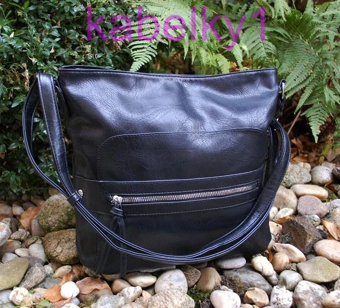 Kabelka čierna matná crossbody čierne zipsy a kovanie 
