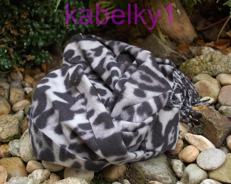 Šál šedý čierny leopard tmavý strapčeky