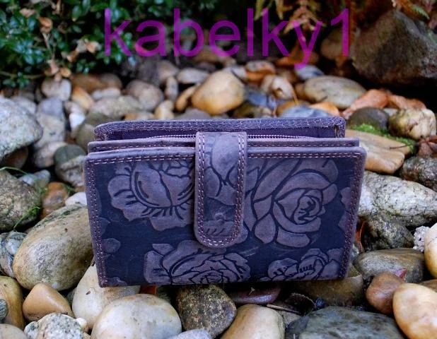 Dámska hnedá tmavá kožená peňaženka s kvetmi