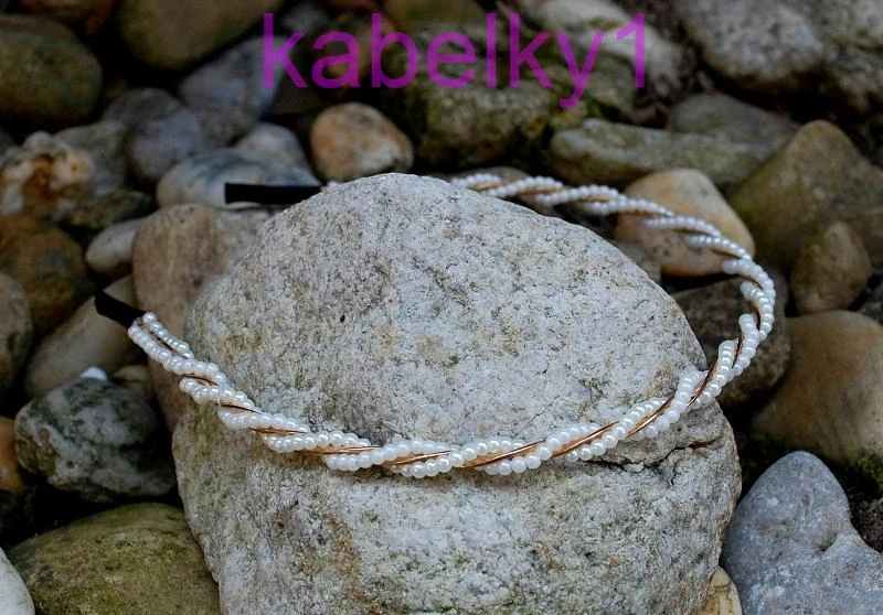 Zlatá čelenka s perličkami