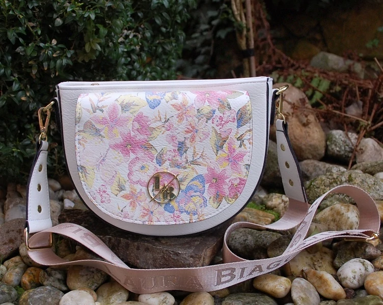 Kabelka biela crossbody ružové kvety modré motýle zlaté kovanie LAURA BIAGGI