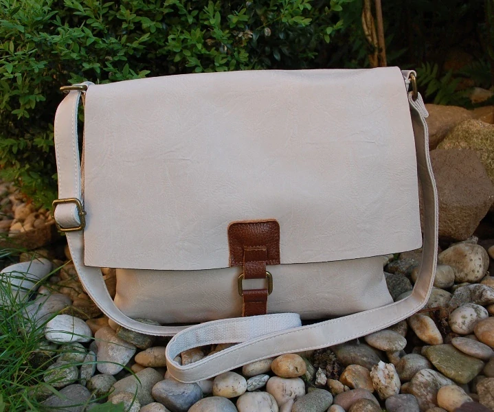 Kabelka smotanová mosadzné kovanie ozdobná pracka