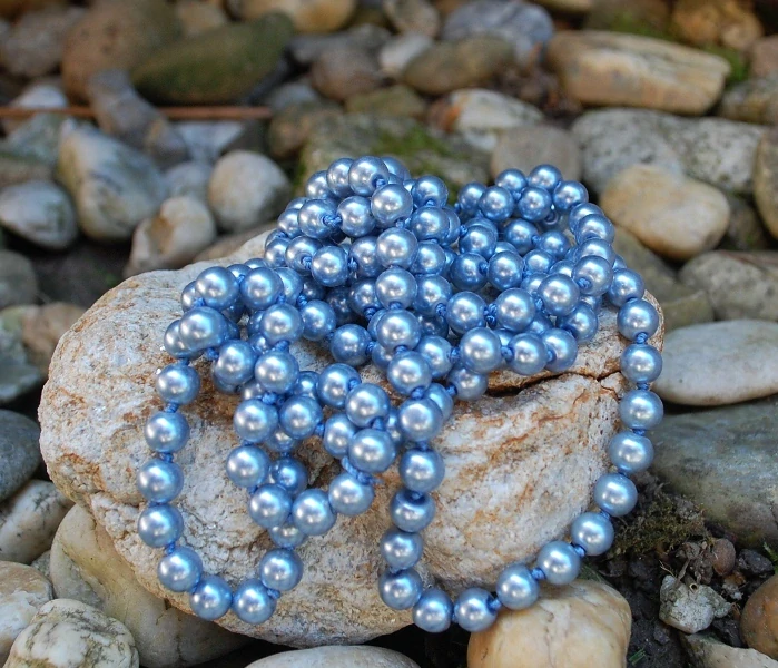 Náhrdelník perly modré s leskom dlhý