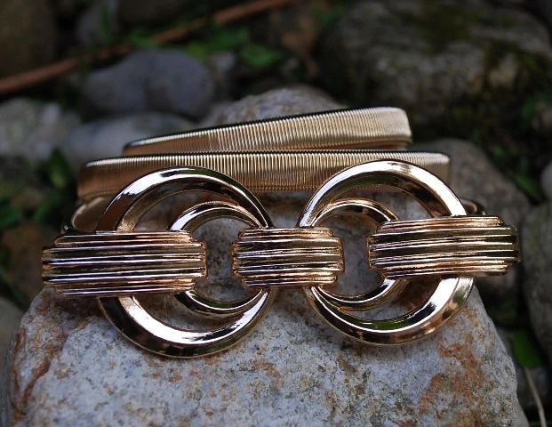 Opasok zlatý pružný kovový platnička ornament