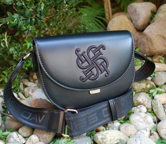 Kabelka čierna matná s výšivkou a ozdobnou prackou