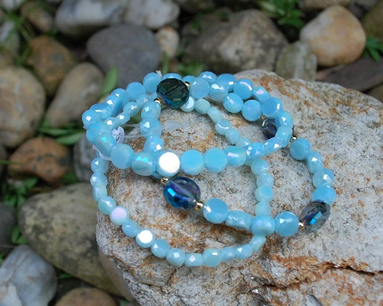 Náramok modrý brúsené sklo zlaté guličky