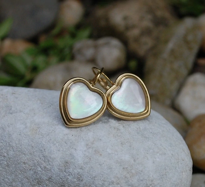 Náušnice srdiečka zlaté s perleťou z chirurgickej ocele  