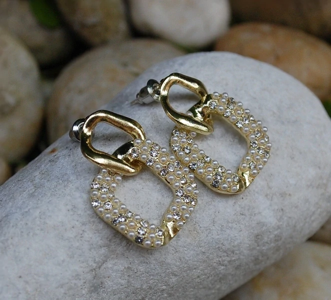 Náušnice zlaté brúsené sklo striebornej farby perličky 