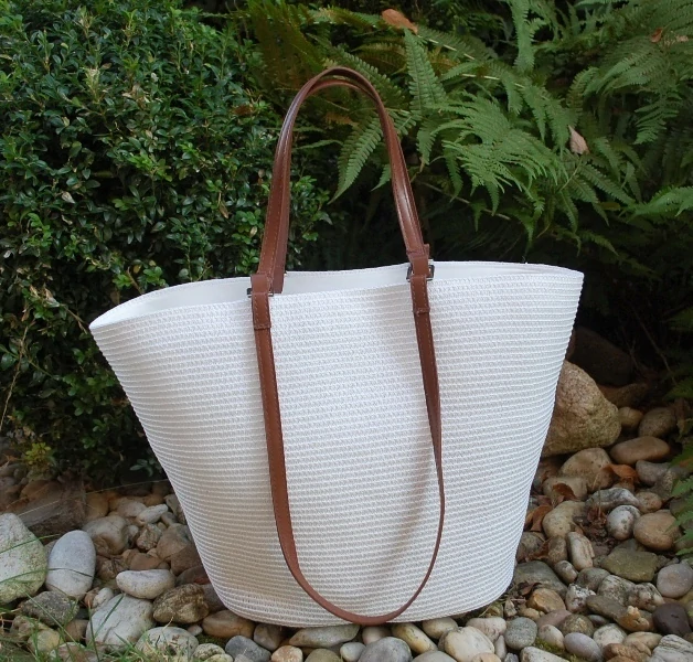 Kabelka biela pletená hnedé koňakové rúčky