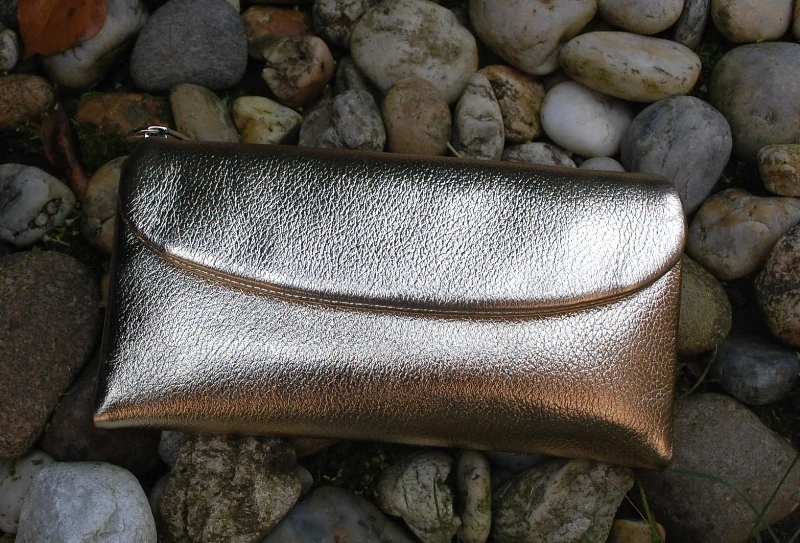 Dámska zlatá kožená peňaženka s leskom