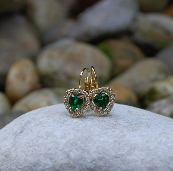 Náušnice srdiečka zelené strieborné brúsené sklo 